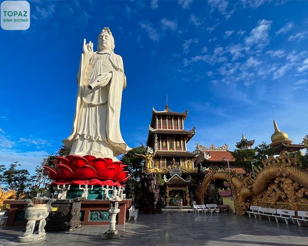 Tượng Phật Quan Âm đổ nước Cam lồ tại chùa 