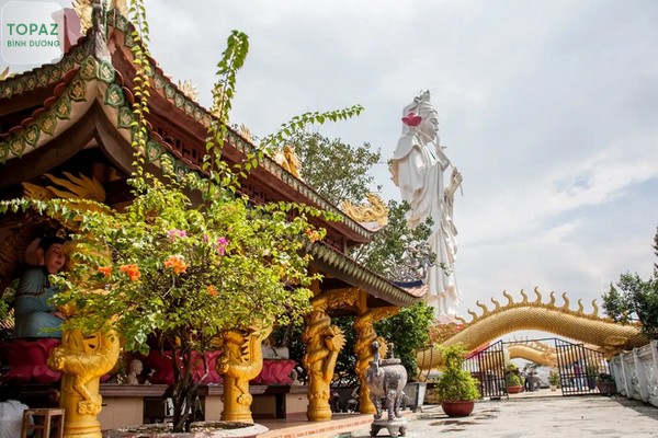Kiến trúc chùa mang tông màu vàng bắt mắt, sở hữu nhiều hoạt tiết thiết kế đầu độc đáo 