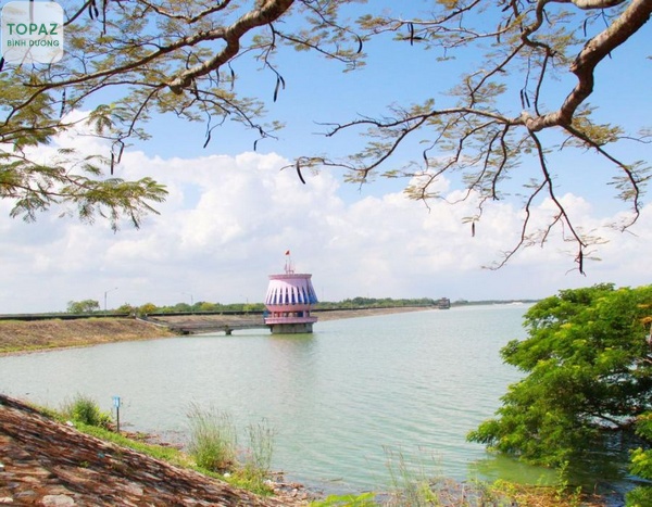 Hồ Dầu Tiếng nổi tiếng là hồ nước nhân tạo lớn nhất Việt Nam và khu vực Đông Nam Á