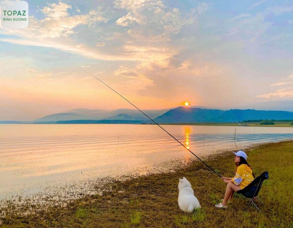 Hoạt động câu cá là một phần thú vị trong kinh nghiệm cắm trại Hồ Dầu Tiếng
