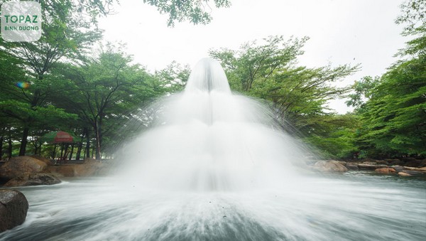 Hình ảnh khu du lịch Thủy Châu với đài phun nước mạnh mẽ