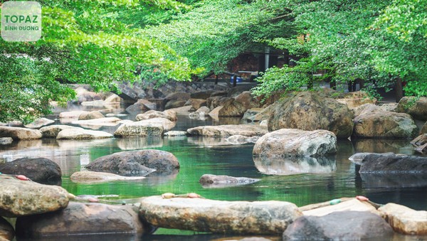Hình ảnh khu du lịch Thủy Châu với suối đá xanh trong