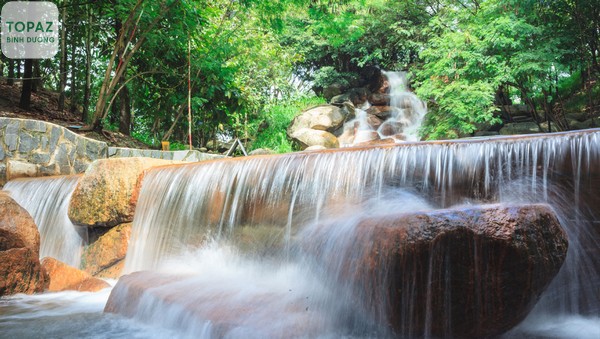 Hình ảnh khu du lịch Thủy Châu với suối thác mát mẻ