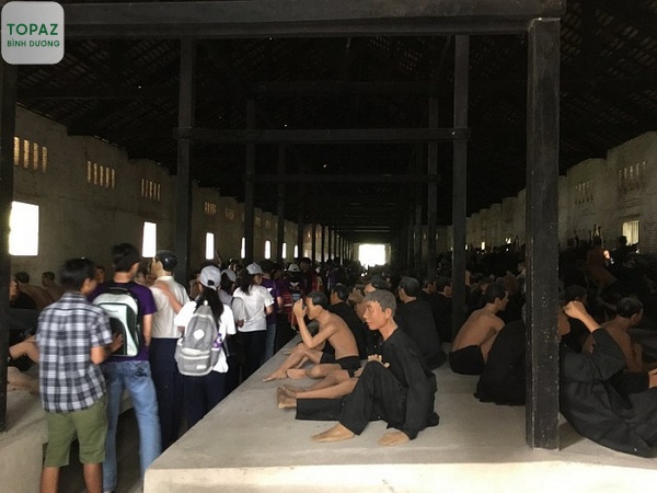 Hình ảnh nhà tù Phú Lợi là nơi tái hiện tội ác của quân Mỹ - Ngụy bằng những bức tượng sáp chân thực