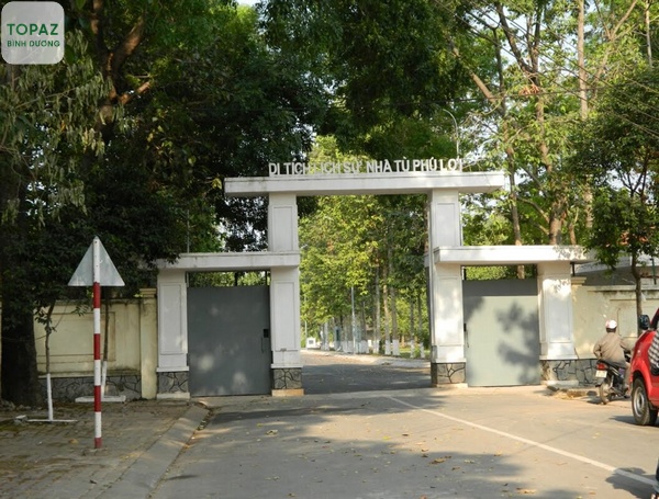 Lối ra vào của di tích lịch sử nhà tù Phú Lợi bao gồm 1 cổng chính và 2 cổng phụ