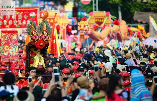 Lễ hội chùa Bà Bình Dương bắt đầu diễn ra vào đêm ngày 14 tháng giêng