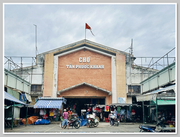 Cổng chính vào Chợ Tân Phước Khánh
