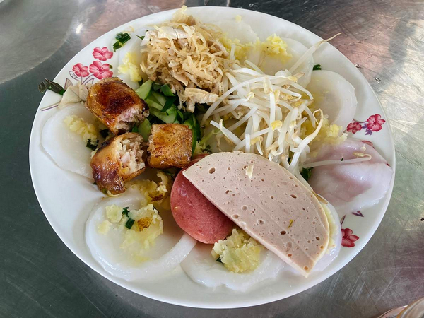 Xung quanh khu chợ Búng là vô vàn các quán ăn địa phương 