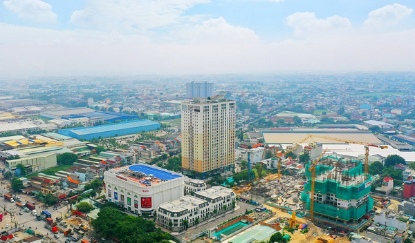 Xung quanh Chợ Đông Hòa là những địa điểm vui chơi và những tòa nhà sầm uất 