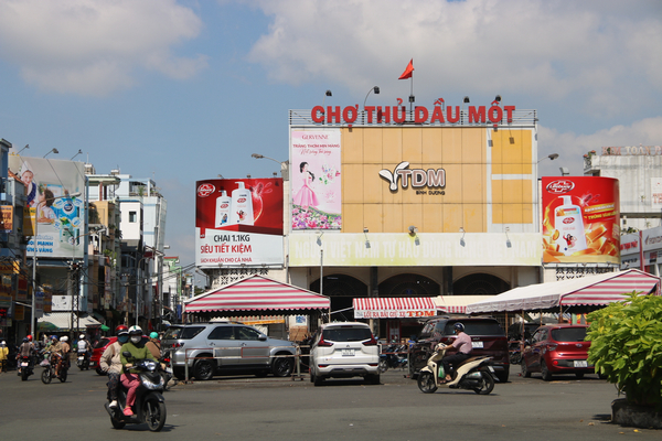 Xung quanh khu vực chợ Thủ Dầu Một là vô vàn quán ăn ngon và địa điểm vui chơi nổi tiếng 