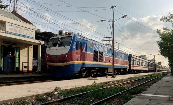 Hệ thống tàu hỏa tại ga Dĩ An hoạt động nhiều tuyến mỗi ngày với khung giờ linh hoạt 