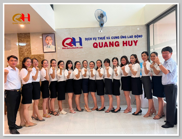 Hình ảnh CEO Lưu Văn Tuấn cùng với đội ngũ chuyên gia pháp lý tại Thuế Quang Huy