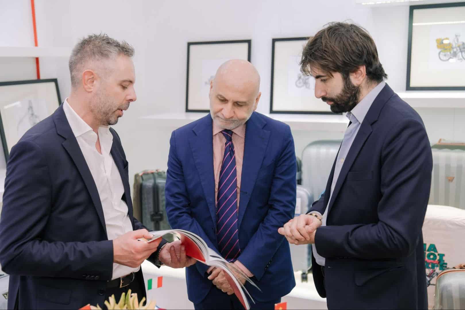 Đại diện ĐSQ Ý tại Cửa hàng KOS Shop